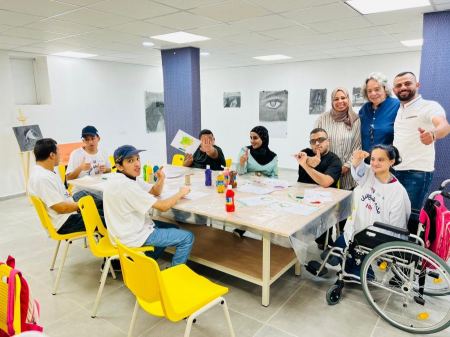 رهط : "شموع الأمل" نشاطات وفعاليات بمركز رحى للفنون التشكيلية